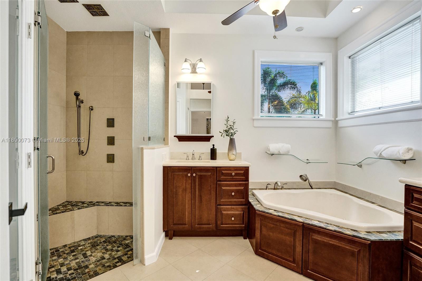 HOLLYWOOD HILLS - Residential