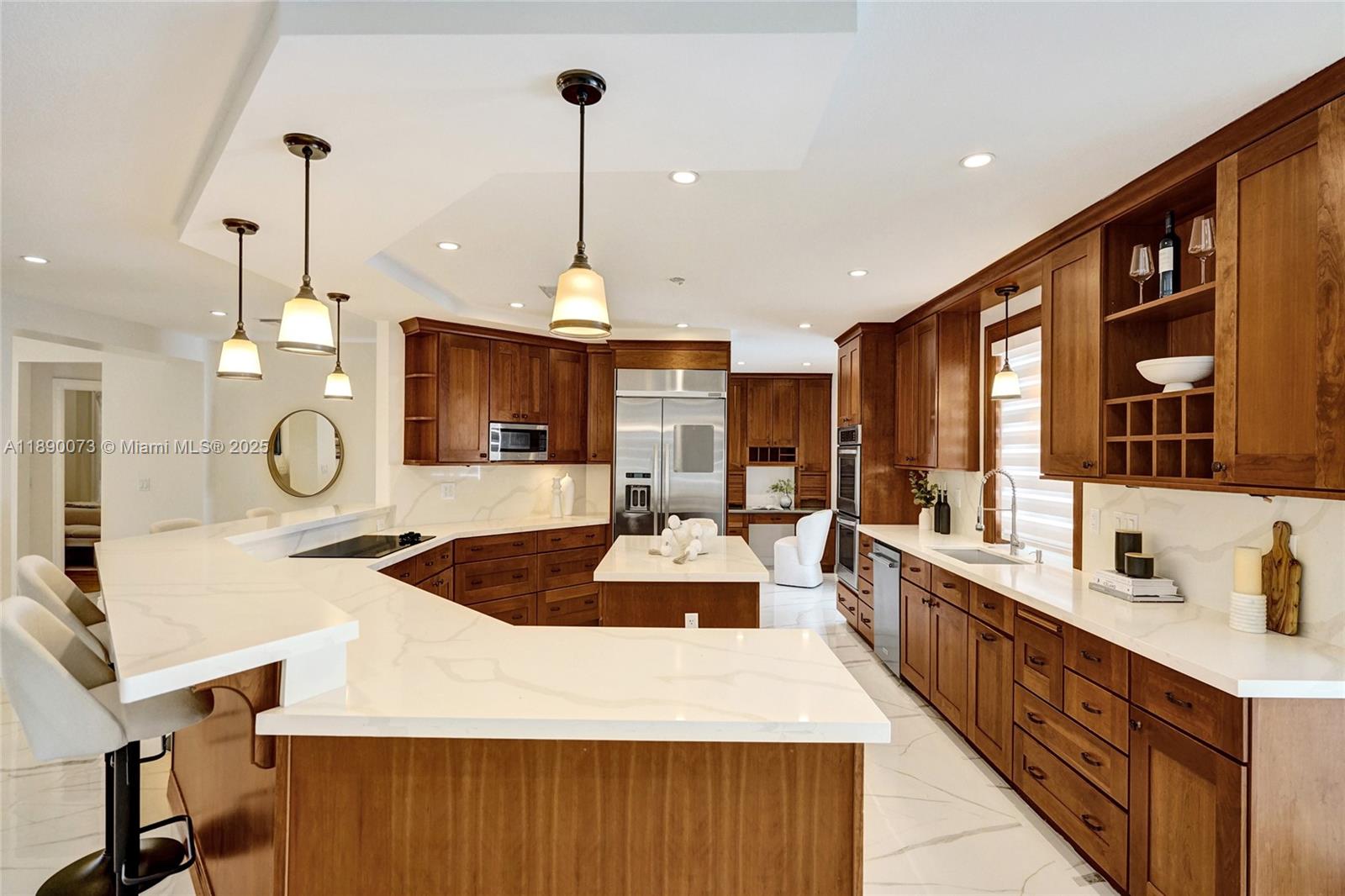 HOLLYWOOD HILLS - Residential