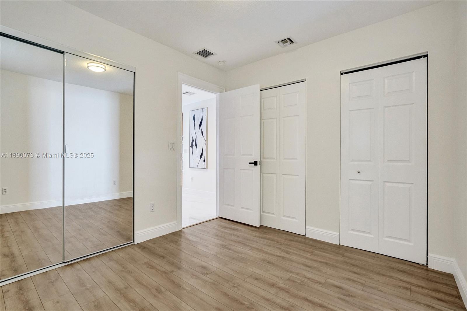 HOLLYWOOD HILLS - Residential