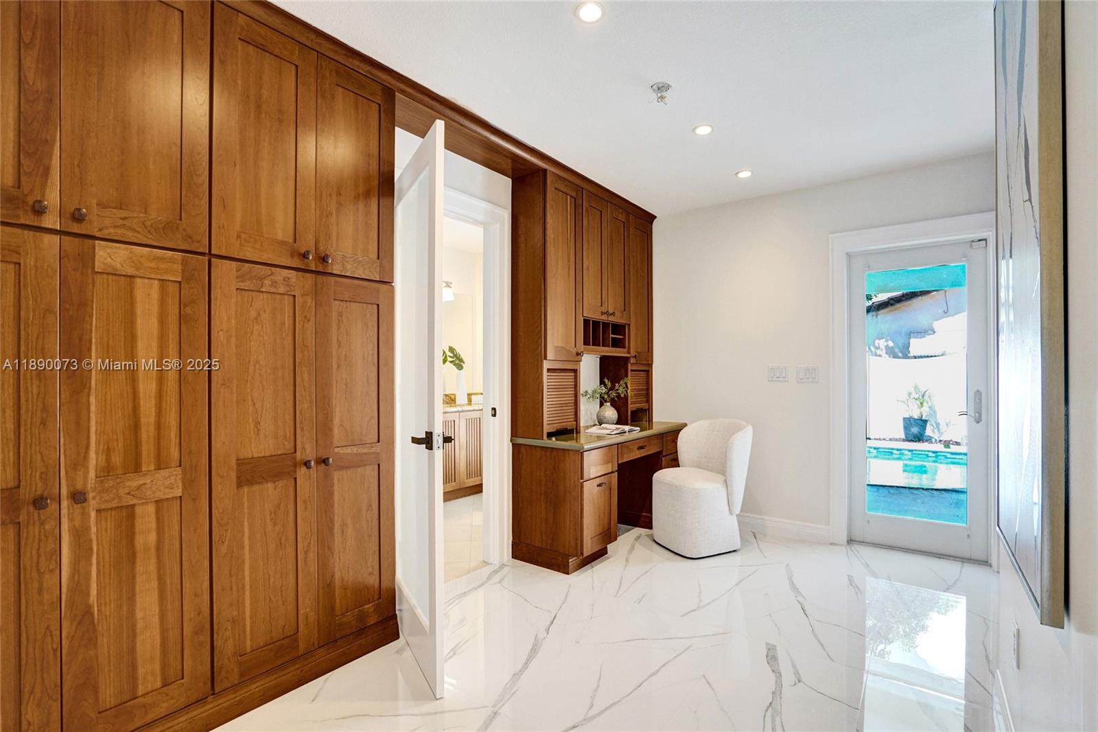 HOLLYWOOD HILLS - Residential