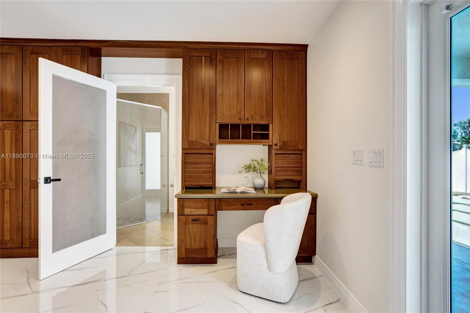 HOLLYWOOD HILLS - Residential