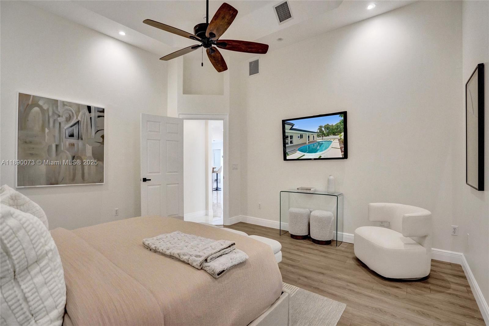 HOLLYWOOD HILLS - Residential