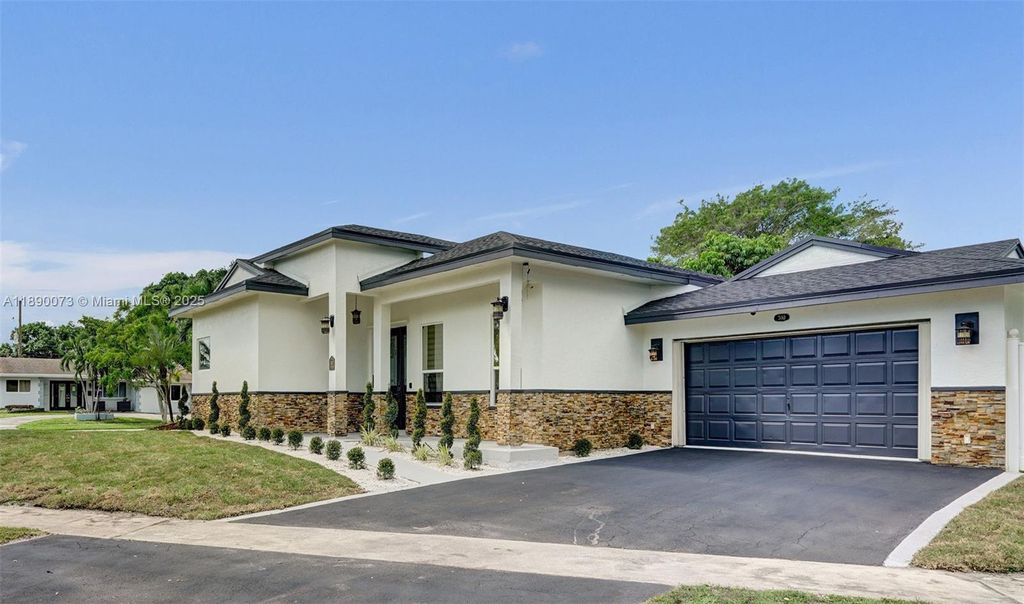 Photo of 300 W Chaminade Dr, Hollywood, FL 33021 (MLS # A11890073)