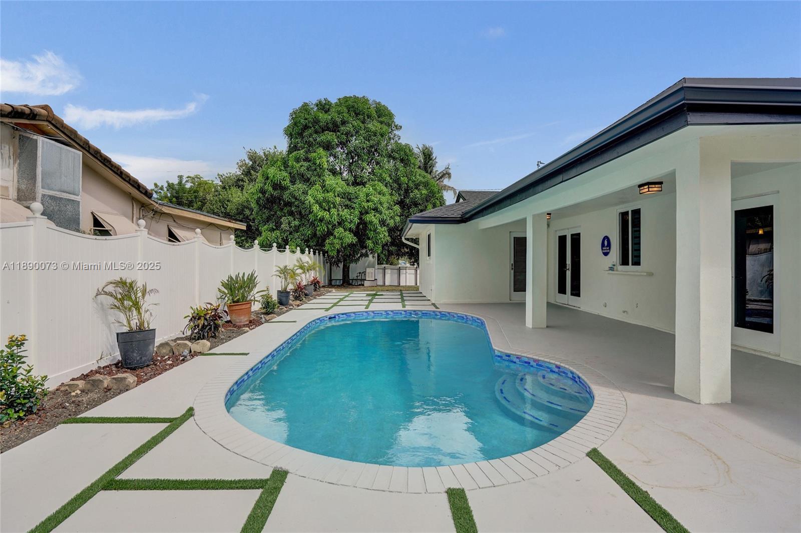 HOLLYWOOD HILLS - Residential