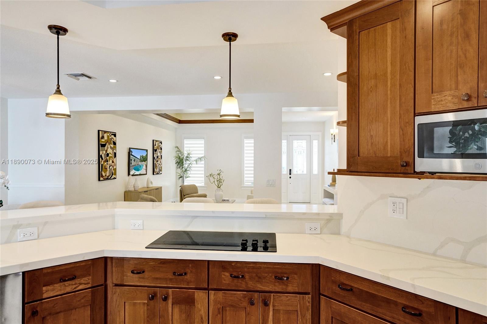 HOLLYWOOD HILLS - Residential