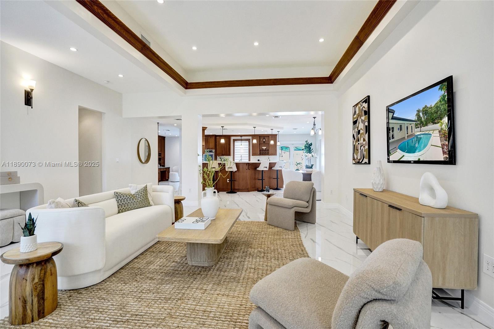 HOLLYWOOD HILLS - Residential