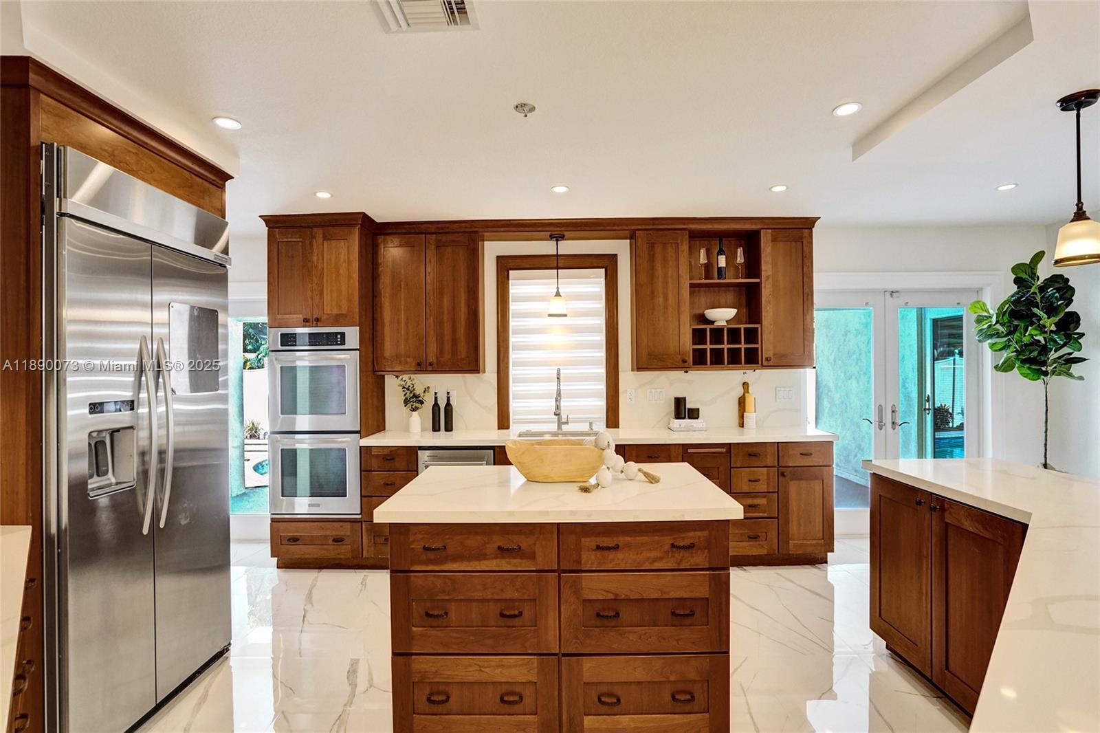 HOLLYWOOD HILLS - Residential