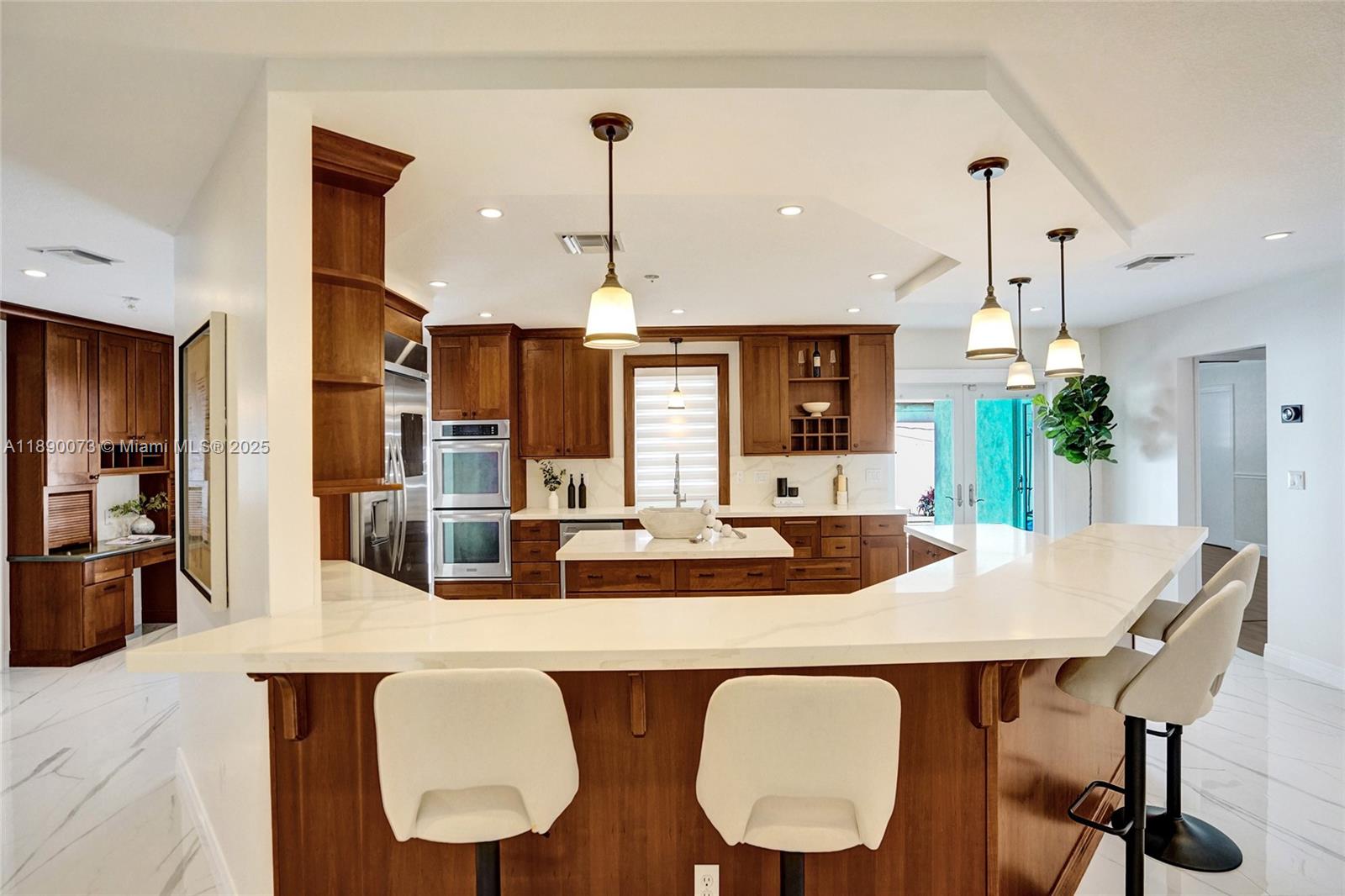 HOLLYWOOD HILLS - Residential