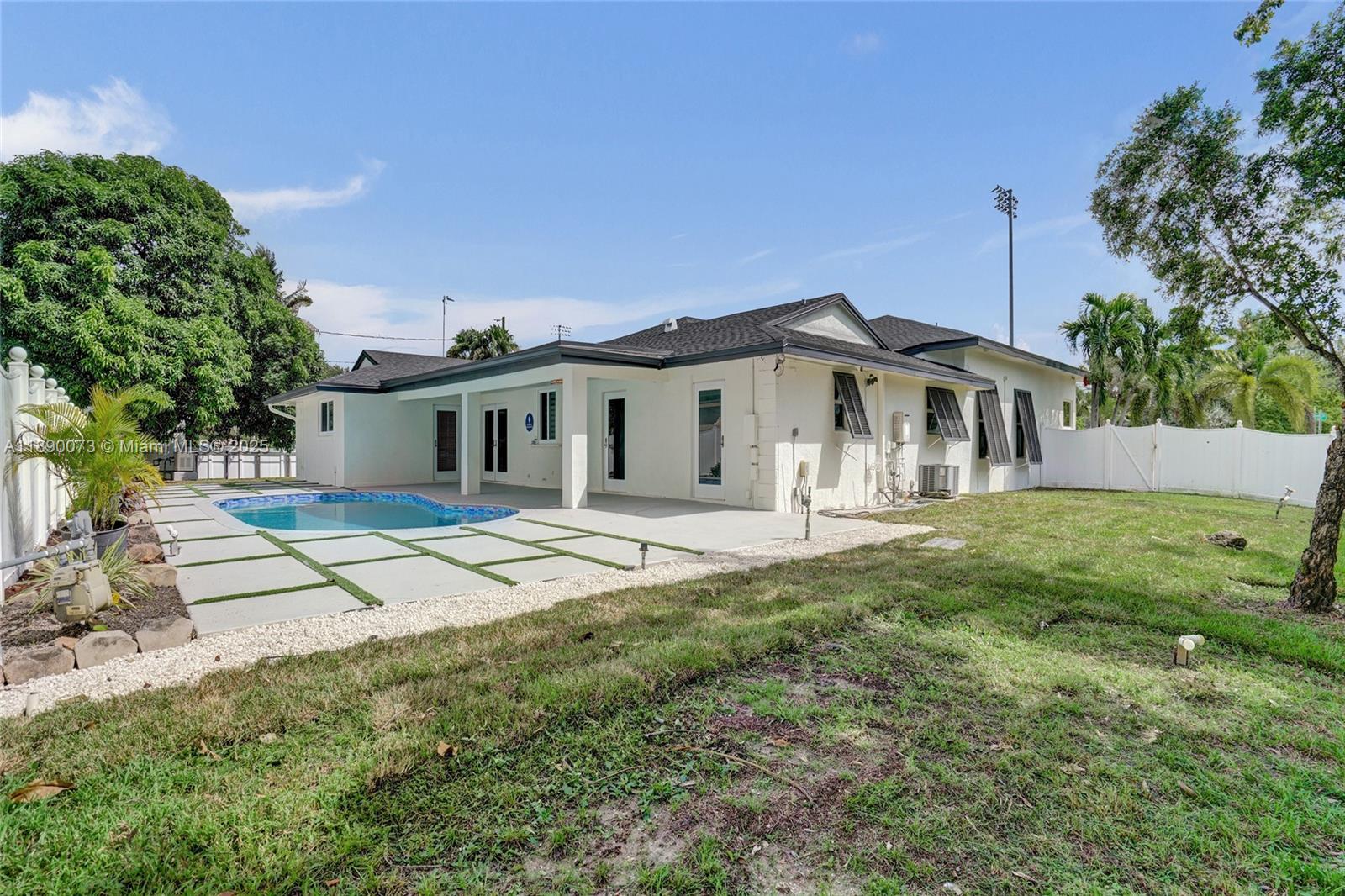 HOLLYWOOD HILLS - Residential