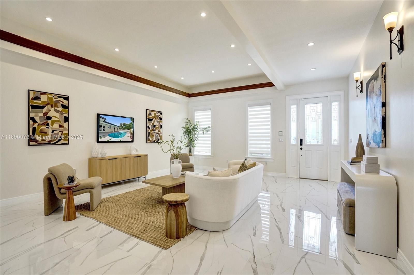 HOLLYWOOD HILLS - Residential