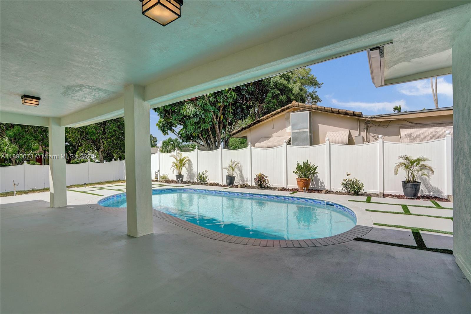 HOLLYWOOD HILLS - Residential