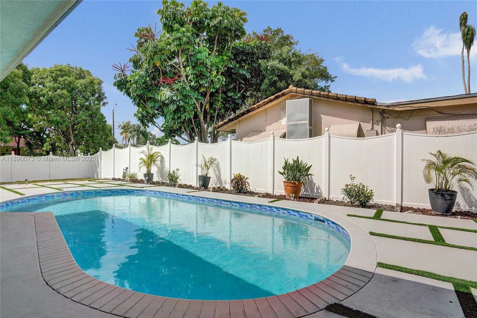 HOLLYWOOD HILLS - Residential