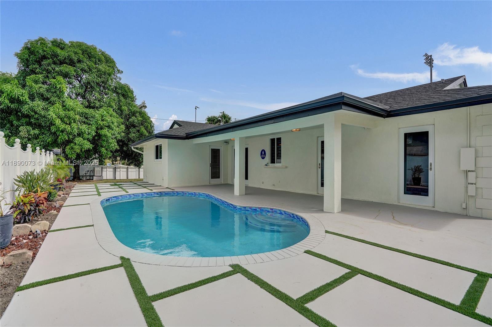 HOLLYWOOD HILLS - Residential