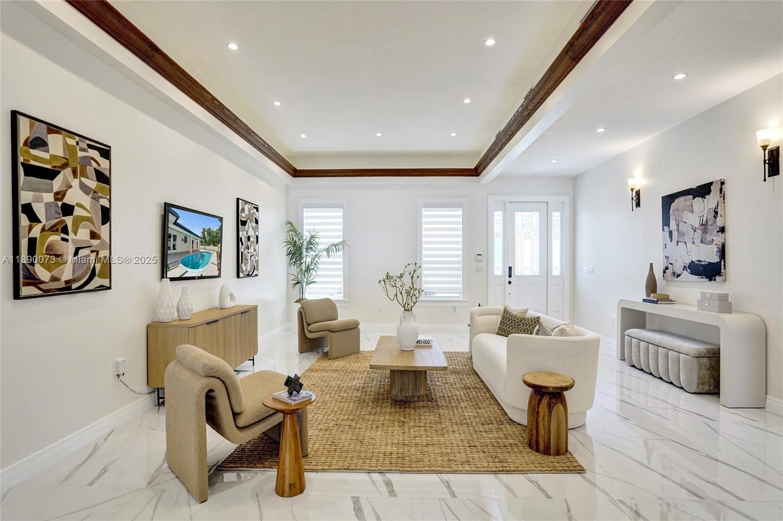 HOLLYWOOD HILLS - Residential
