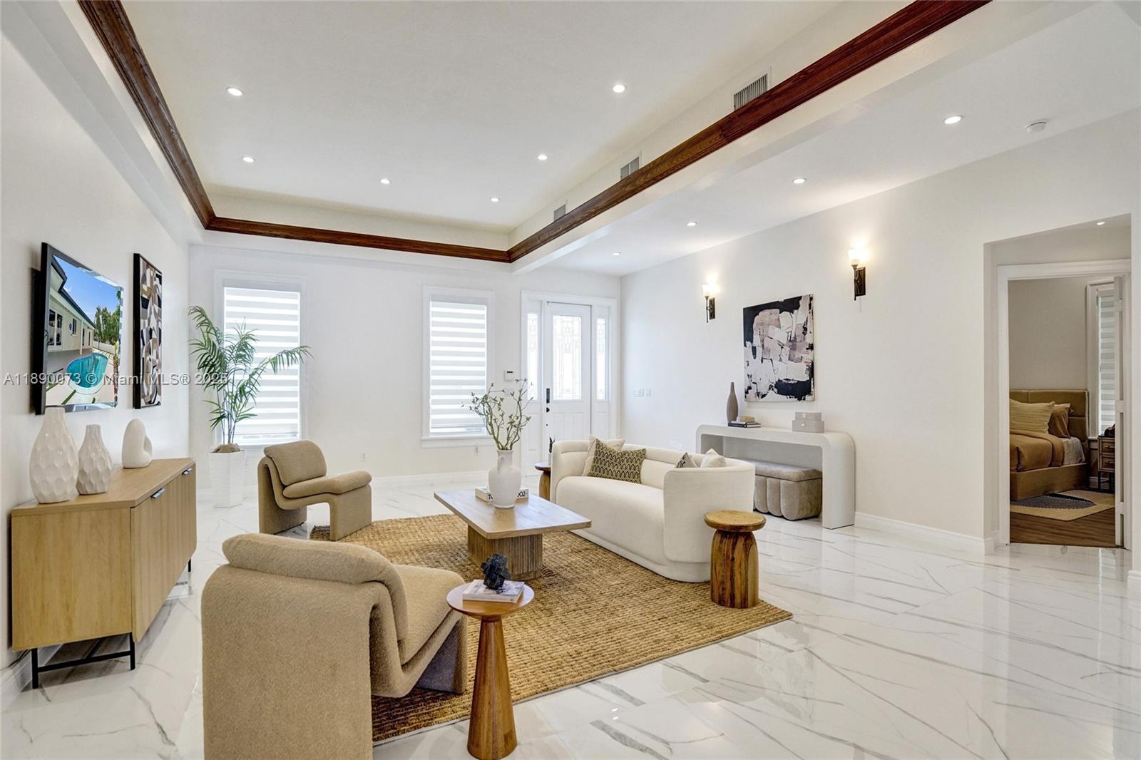 HOLLYWOOD HILLS - Residential