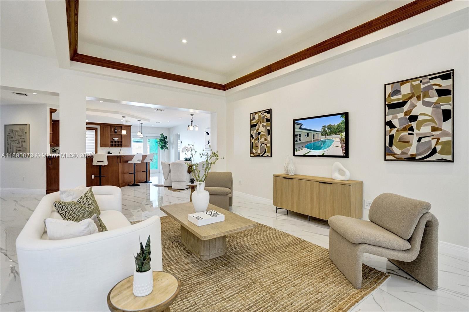HOLLYWOOD HILLS - Residential