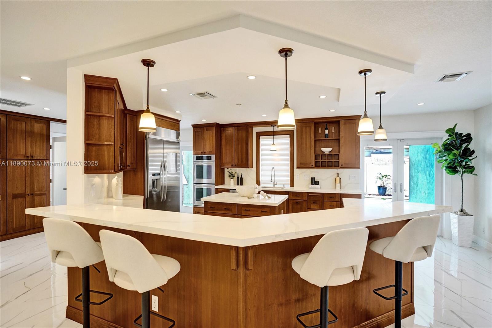 HOLLYWOOD HILLS - Residential