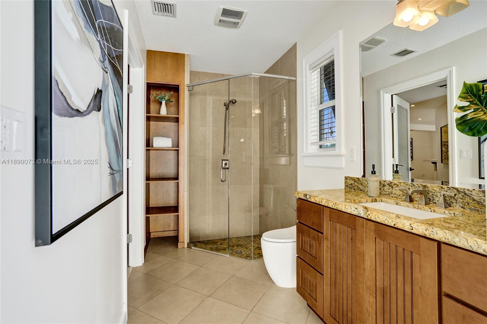 HOLLYWOOD HILLS - Residential
