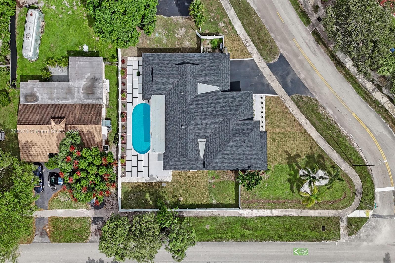 HOLLYWOOD HILLS - Residential