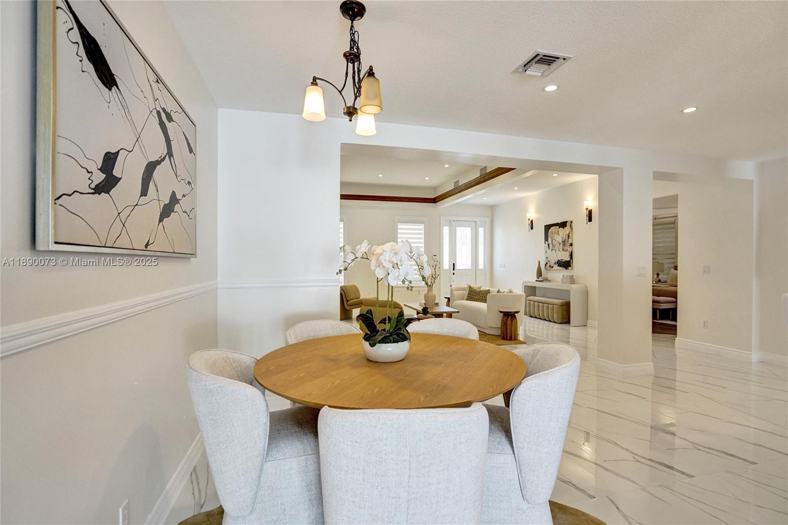 HOLLYWOOD HILLS - Residential