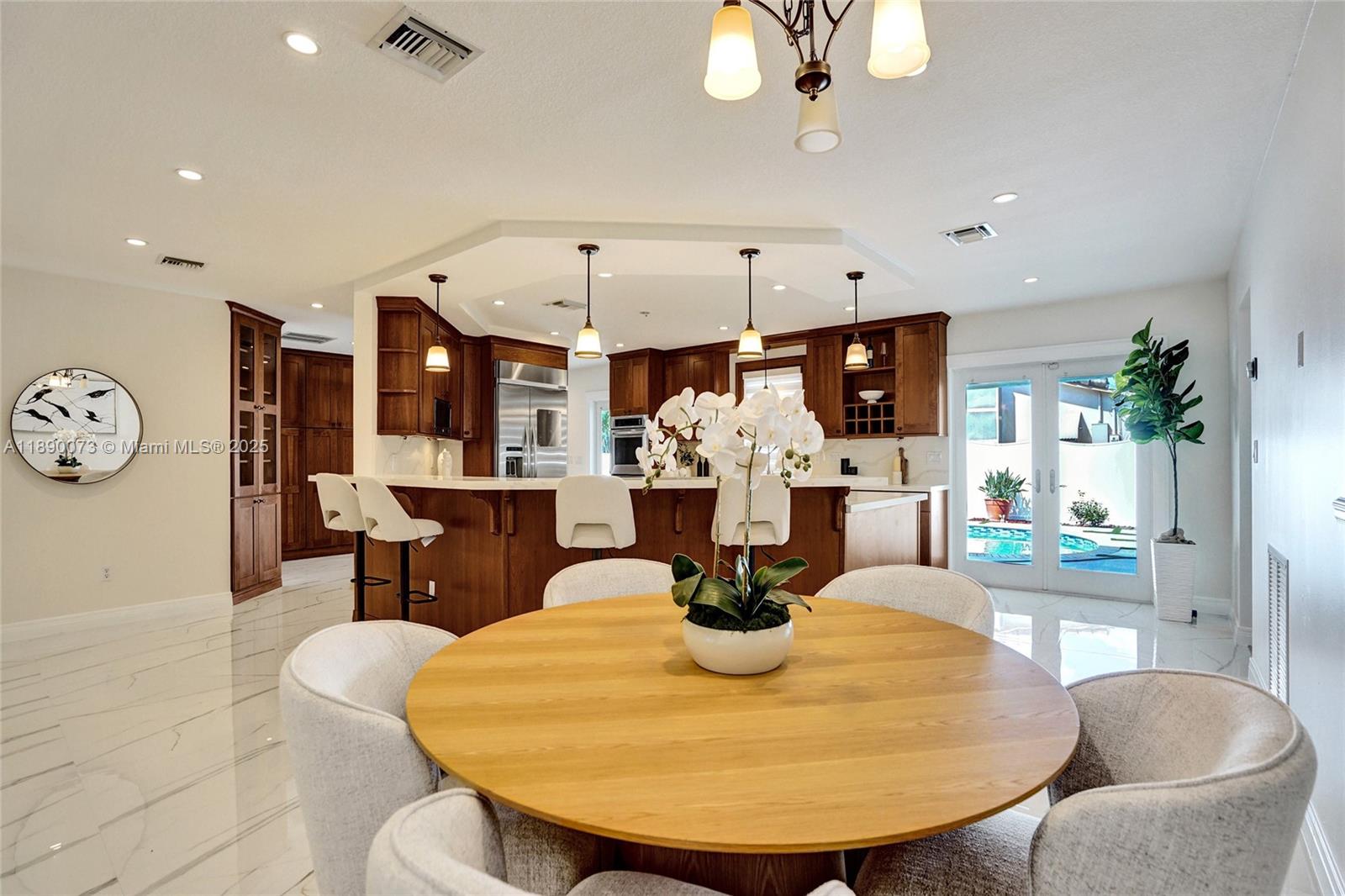 HOLLYWOOD HILLS - Residential