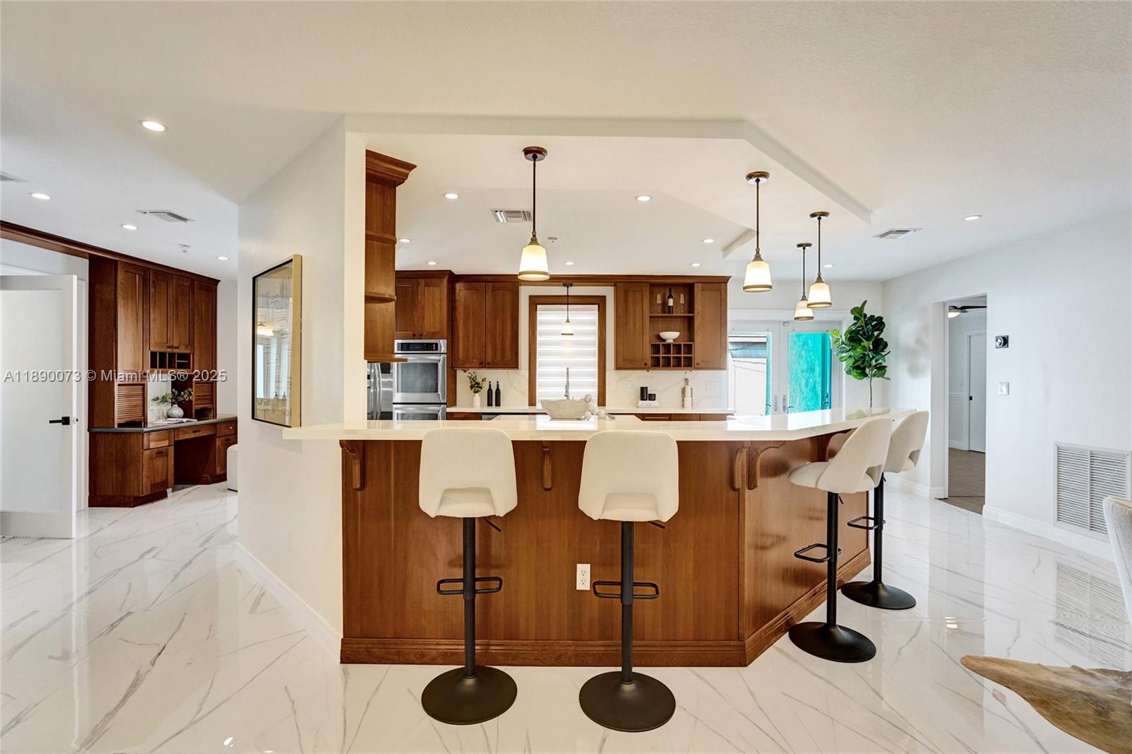 HOLLYWOOD HILLS - Residential
