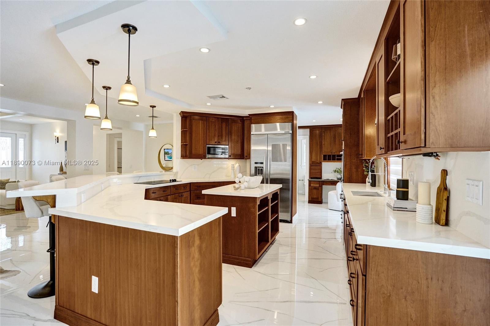 HOLLYWOOD HILLS - Residential