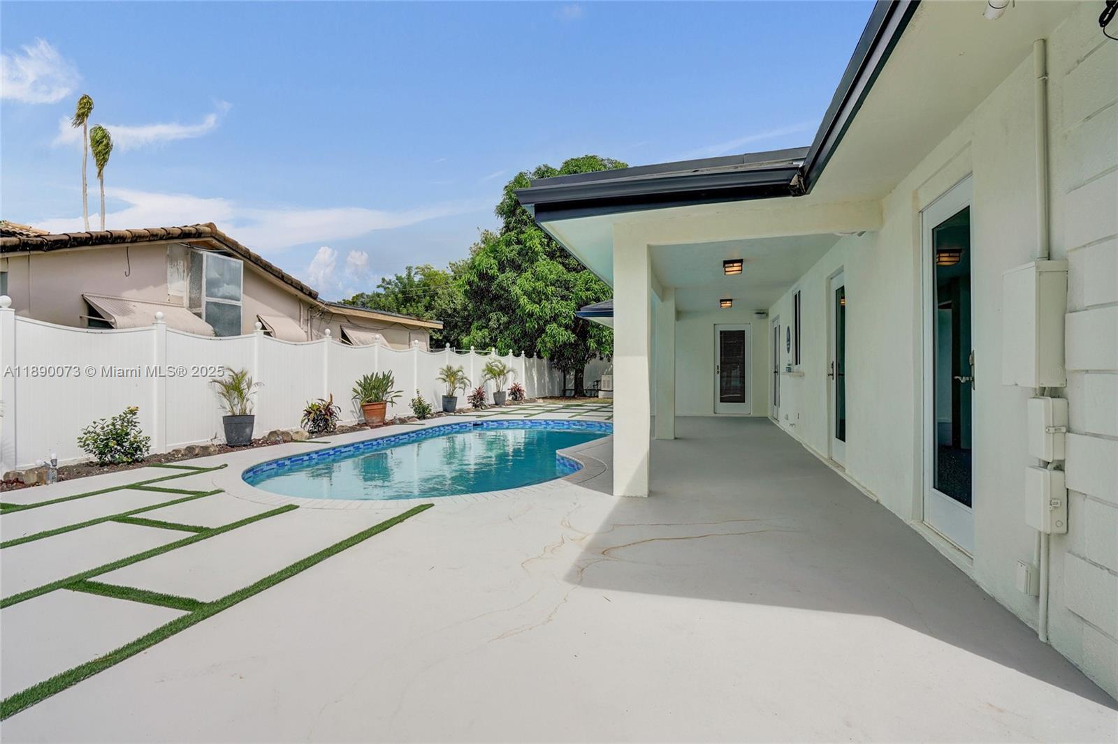 HOLLYWOOD HILLS - Residential