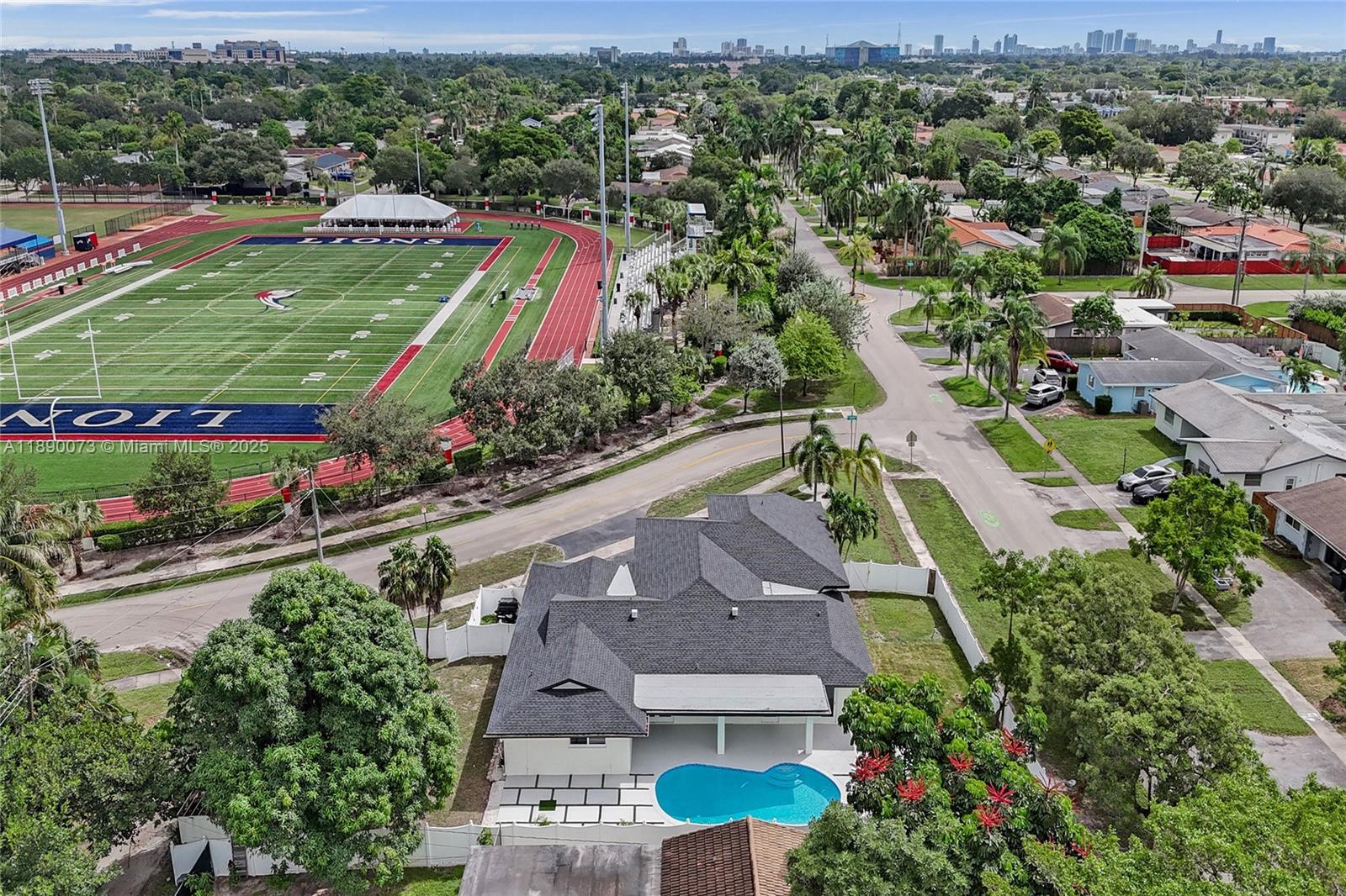 HOLLYWOOD HILLS - Residential