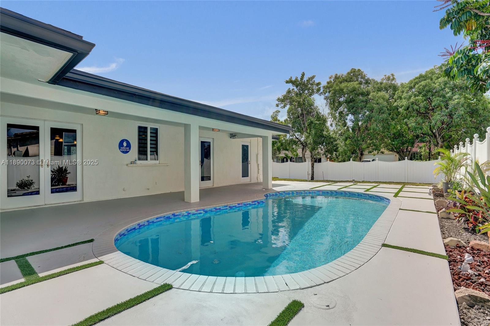 HOLLYWOOD HILLS - Residential