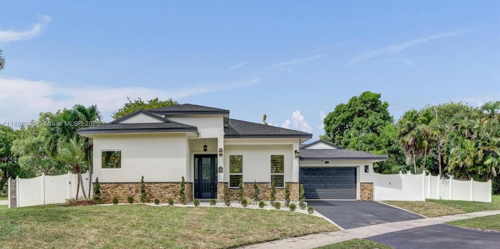 Photo of 300 W Chaminade Dr, Hollywood, FL 33021 (MLS # A11890073)