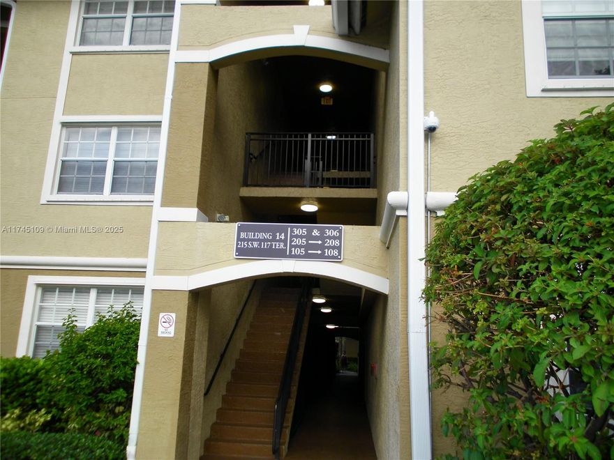 Investments oportuno: Excellent Location, Near Shopping Centers, Schools, Restaurants, Hospital, Smith Park. Largest 2/2 model in Marquesa Condo. Splith bedrooms, each have their own full bethroom. Full size washer and dryer. Comunity amenties include BBQ, Pool, Children Playground, indoor racquetball, full equipped gym and Theater.  It is Rented until November 2025, Rent $ 2.350.00. Good Tenants.