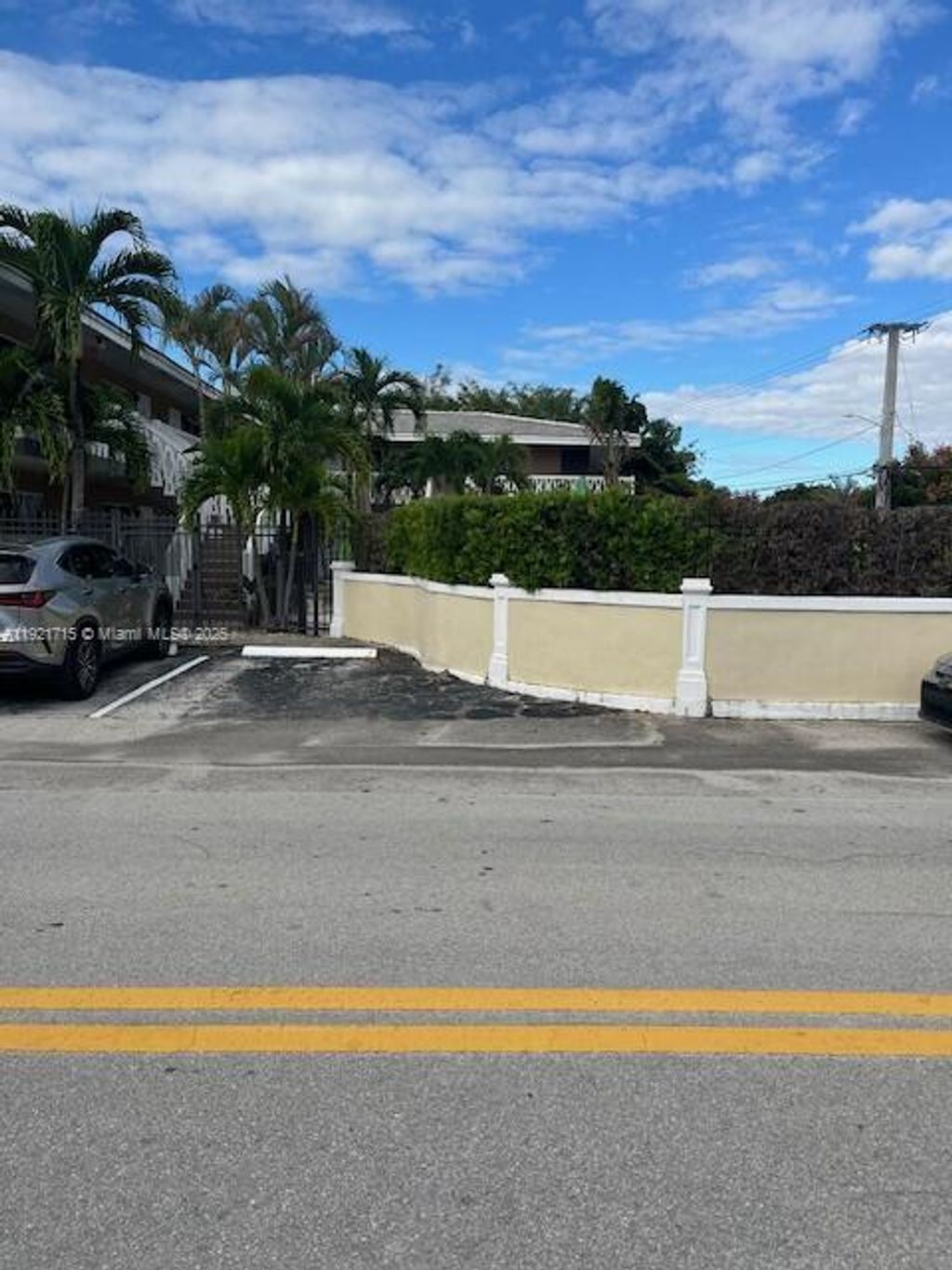 Photo of 837 NE 17th Ter #1, Fort Lauderdale, FL 33304 (MLS # A11921715)