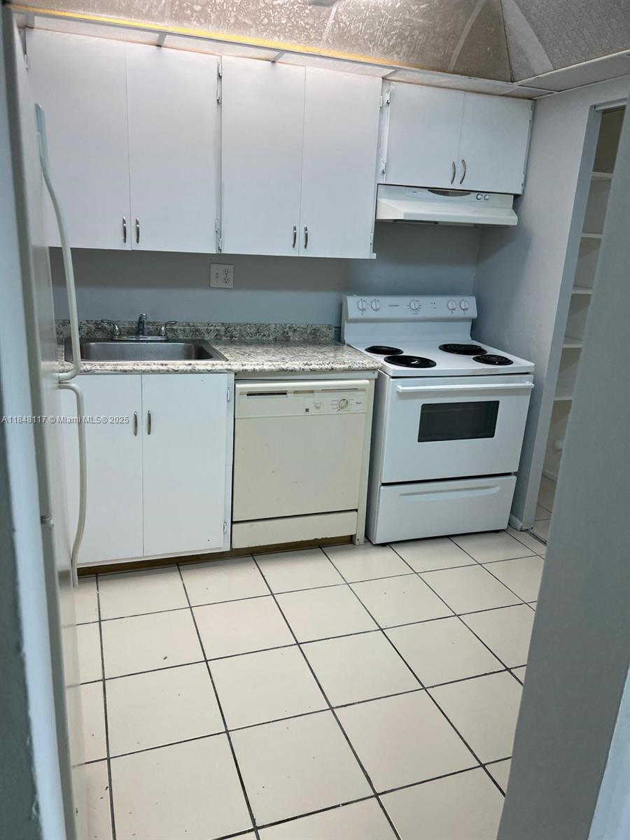 This beautiful 1 Beth 1 bath rental unit is situated in a highly desirable location and comes packed with amenities
that make for comfortable living. You'll also appreciate the many amenities that come with living at Versailles
gardens The community features a fitness center, swimming pool, and clubhouse, giving you plenty of
opportunities to stay active and social. The unit also comes with assigned parking and is located in a safe and quiet
neighborhood that's close to major highways, shops, and restaurants.