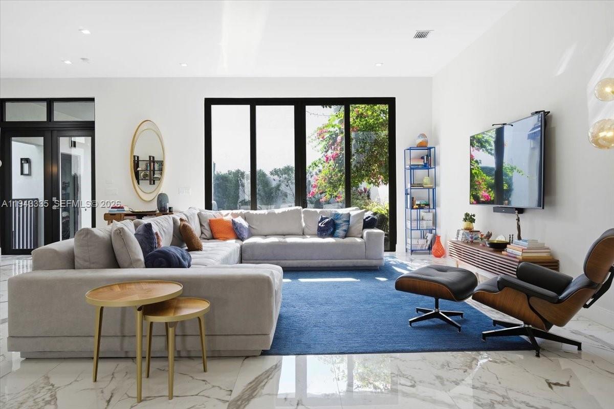 DOWNTOWN DORAL SOUTH PHAS - Residential