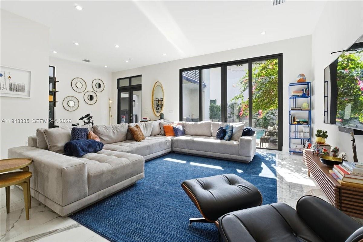 DOWNTOWN DORAL SOUTH PHAS - Residential