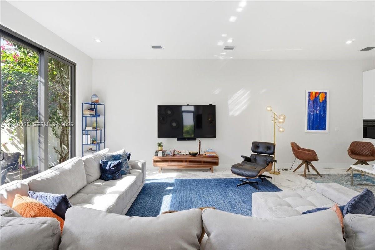 DOWNTOWN DORAL SOUTH PHAS - Residential