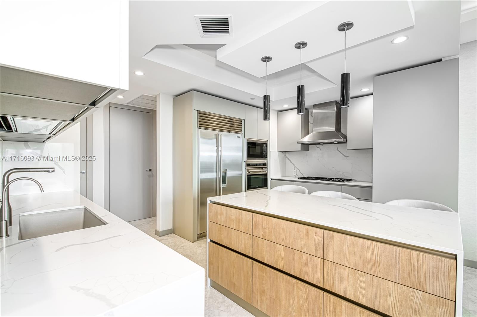 10295 Collins Ave 306