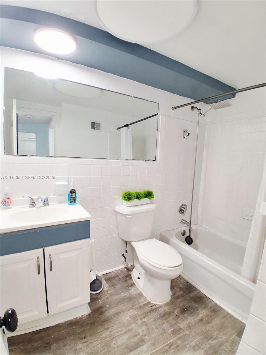 FLORIDIAN ARMS CONDO - Residential Lease