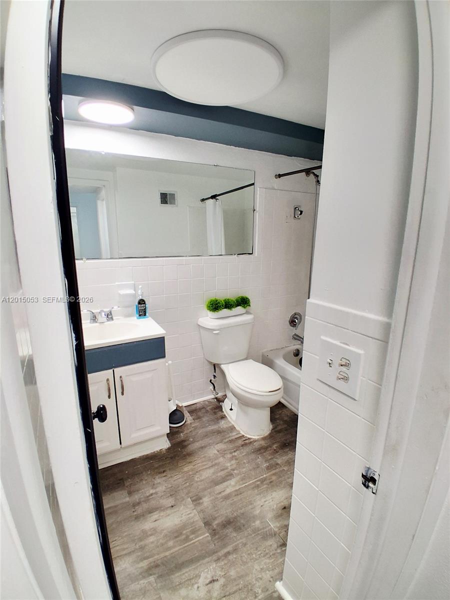 FLORIDIAN ARMS CONDO - Residential Lease