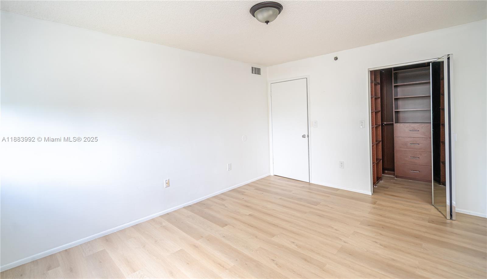 THE YACHT CLUB AT AVENTURA - Residential