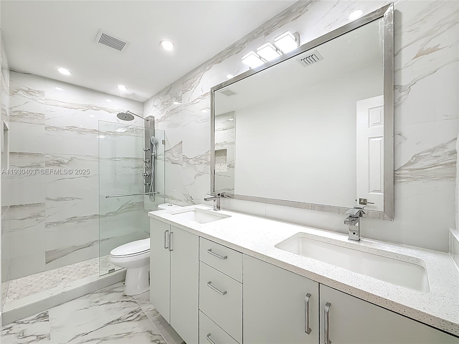 HOLLYWOOD HILLS - Residential