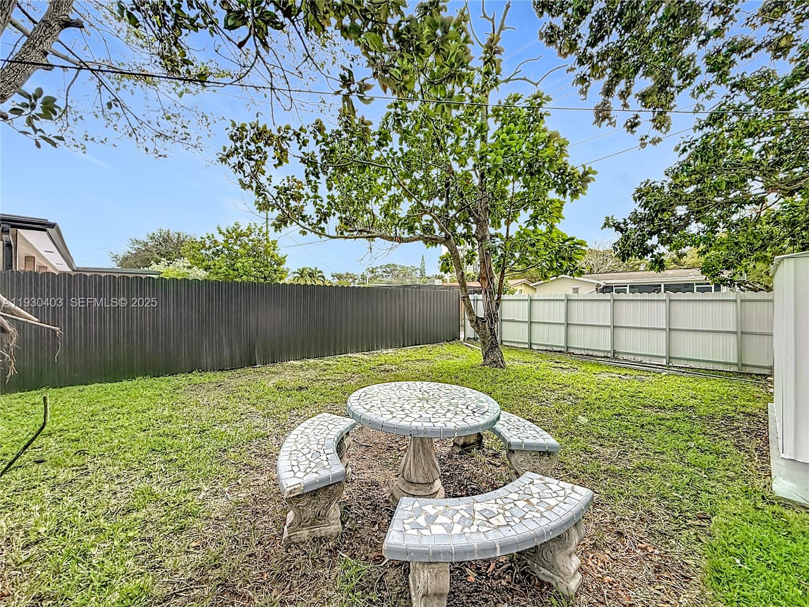 HOLLYWOOD HILLS - Residential