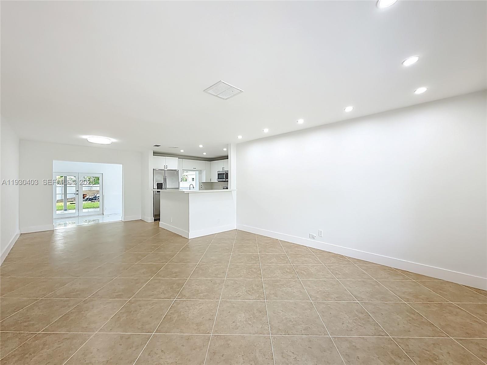 HOLLYWOOD HILLS - Residential