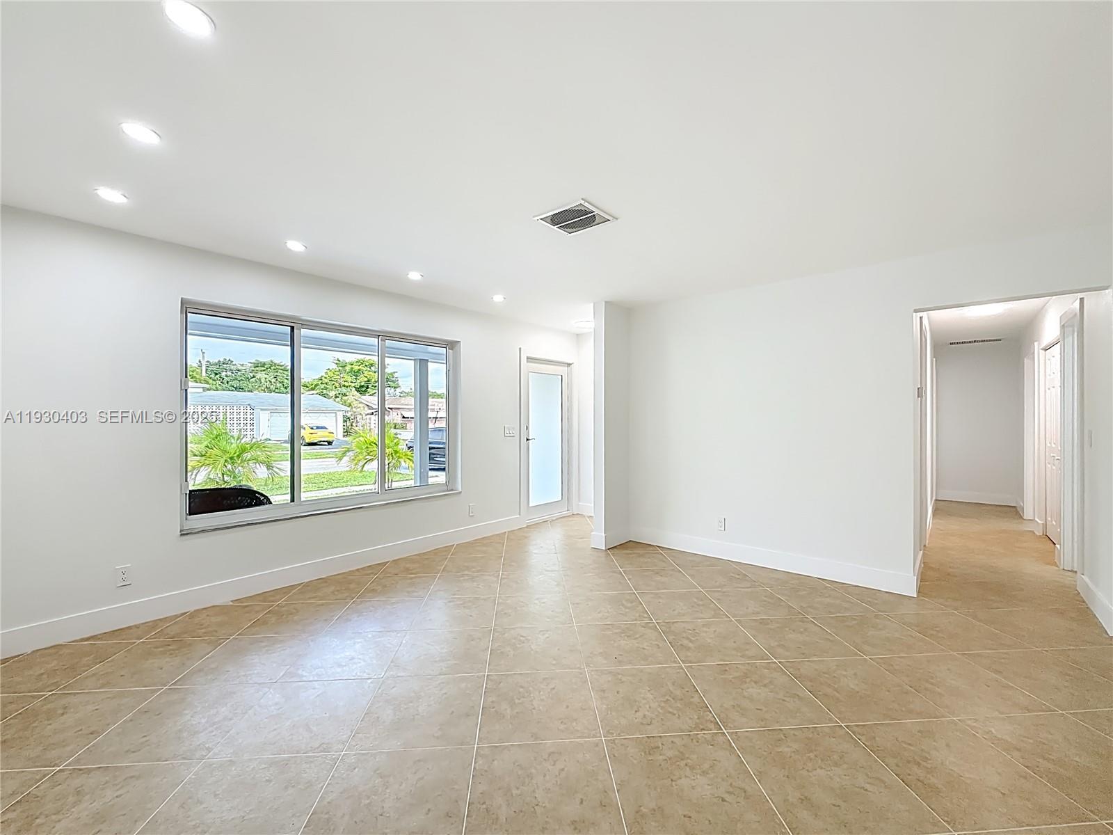 HOLLYWOOD HILLS - Residential