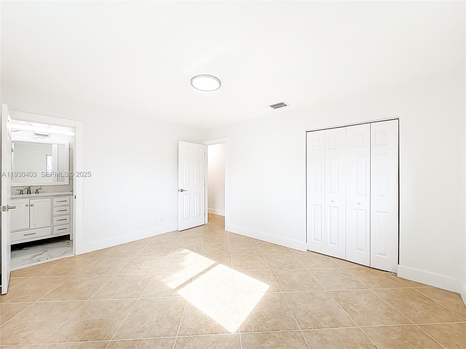 HOLLYWOOD HILLS - Residential