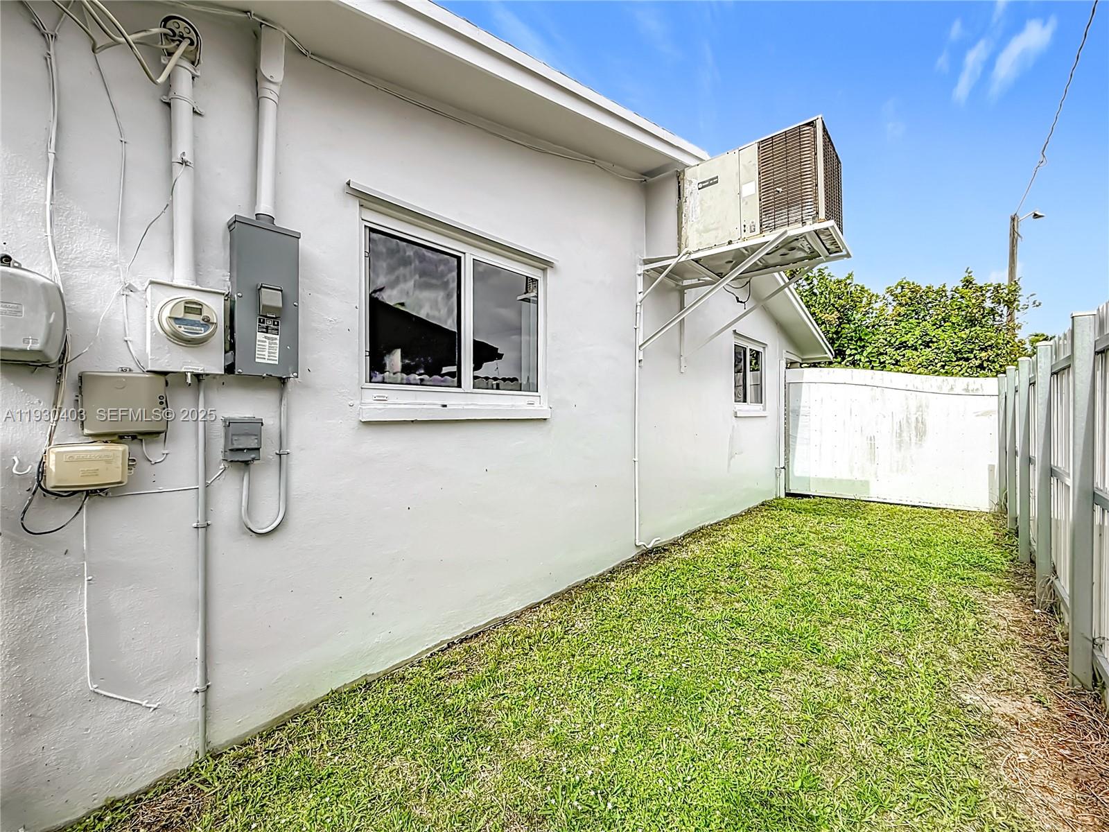 HOLLYWOOD HILLS - Residential