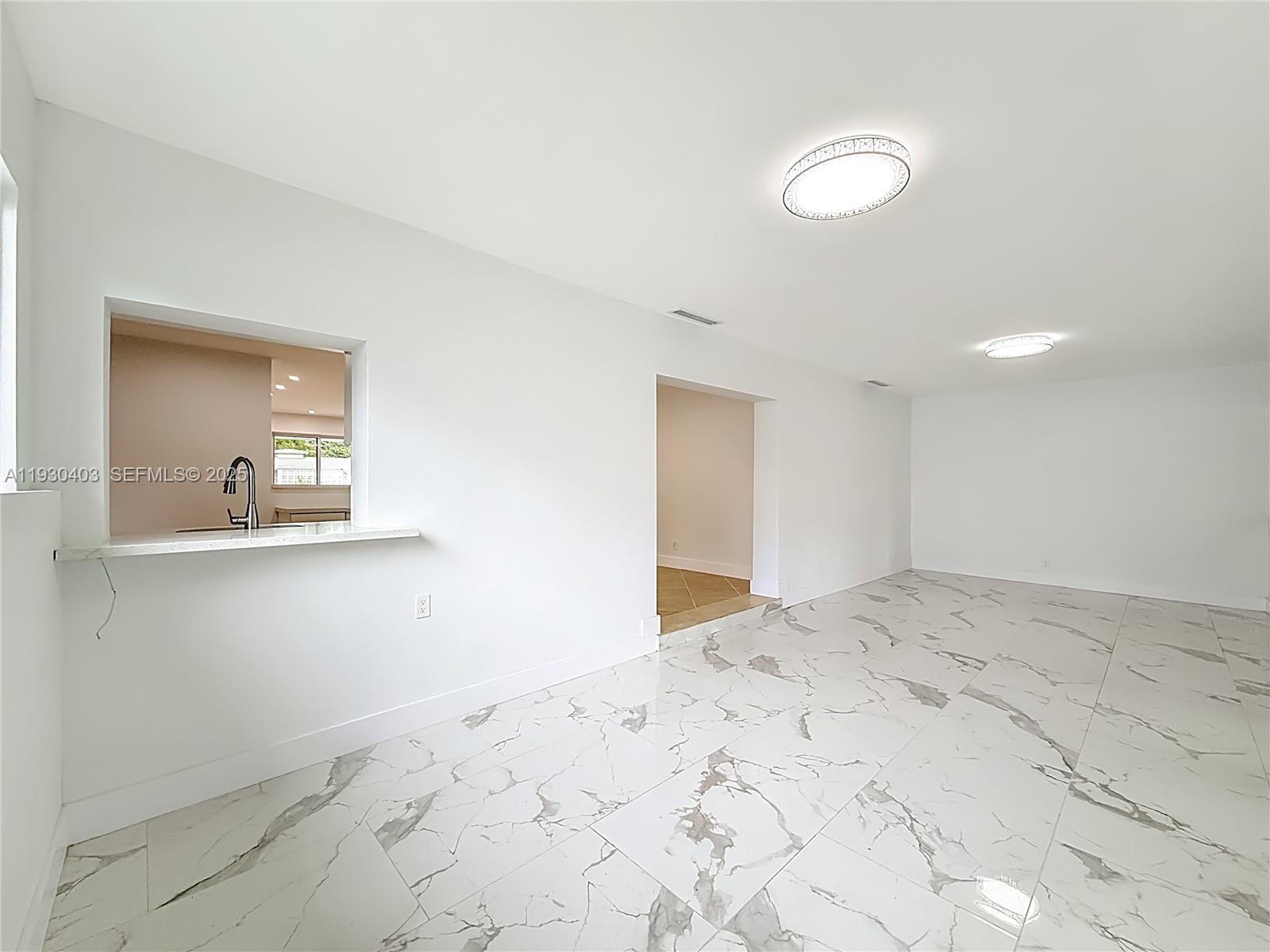 HOLLYWOOD HILLS - Residential