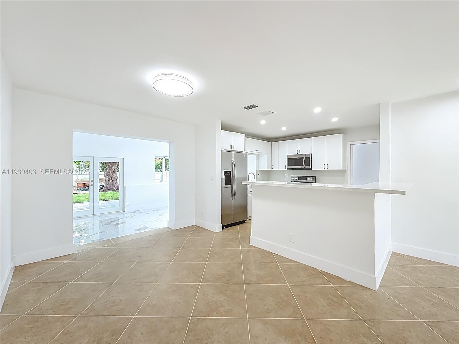 HOLLYWOOD HILLS - Residential