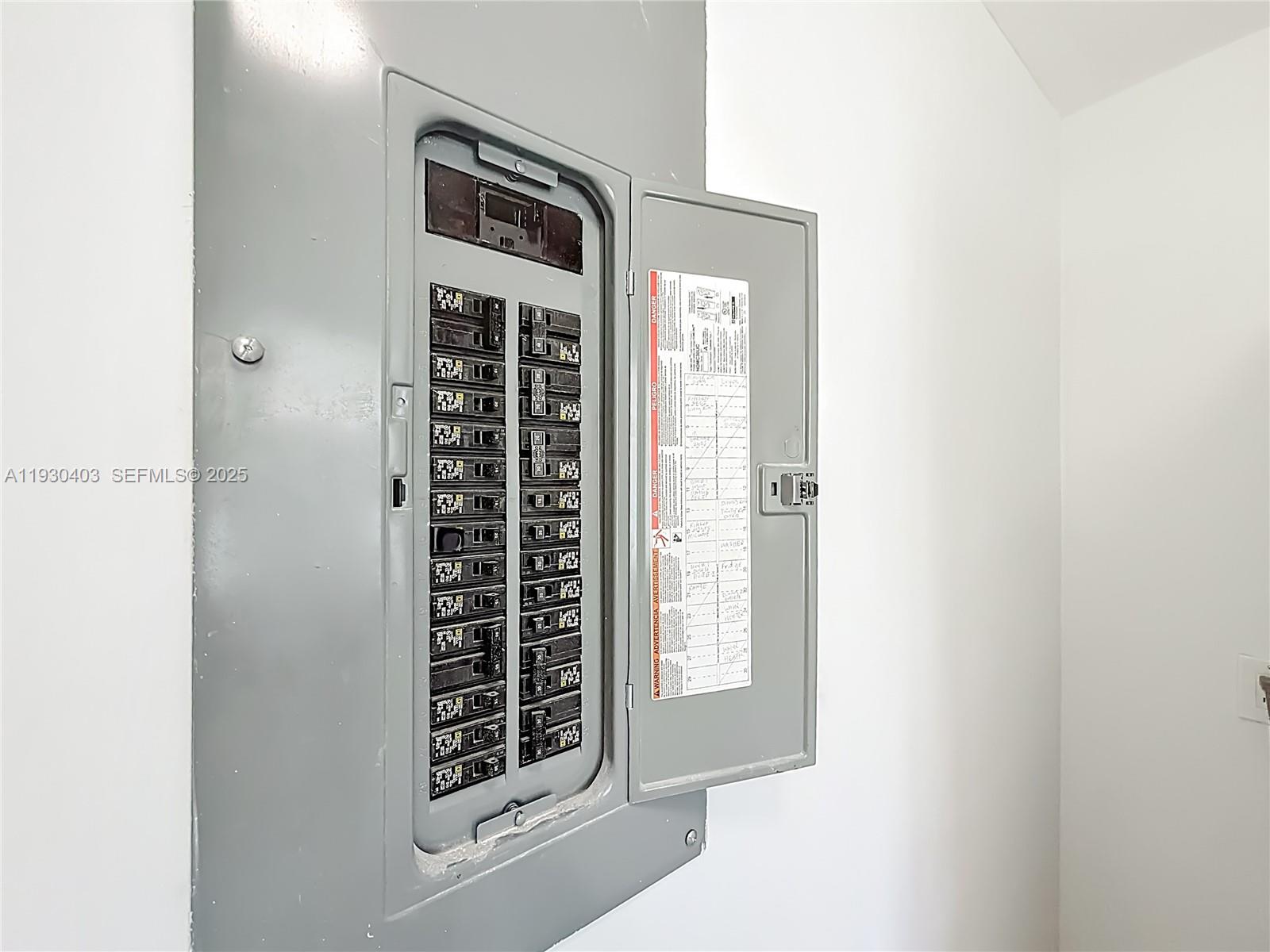 HOLLYWOOD HILLS - Residential